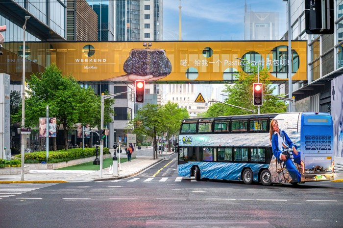 穿梭摩登都会，诠释春日艺术